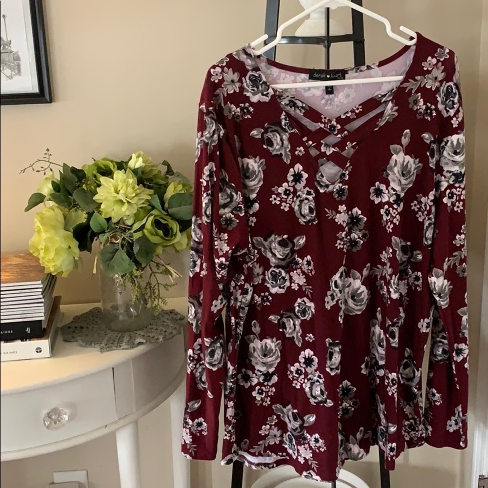 Derek Heart Plus floral top